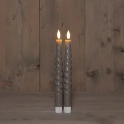 Anna's Collection Anna Collection LED swirl dinerkaarsen - 2x st - taupe grijs - 23 cm Outlet