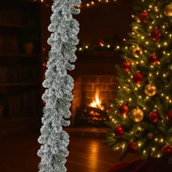 Everlands Dennenslinger - groen -met sneeuw - 270 cm -20 cm breed Best