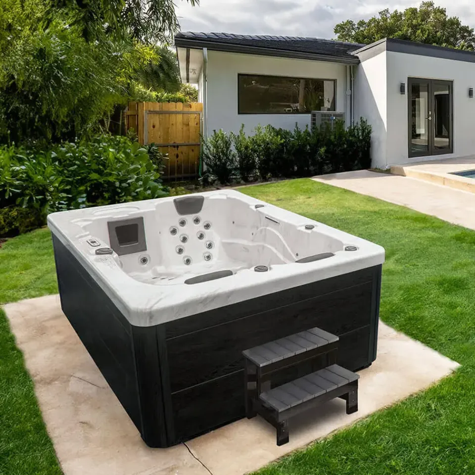 Merkloos HOME DELUXE WHITE MARBLE buitenwhirlpool met opstap en thermische afdekking