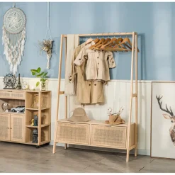 Nordlys Massief houten kledingrek met rieten zitting New