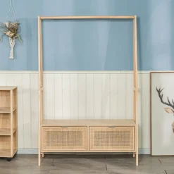 Nordlys Massief houten kledingrek met rieten zitting New