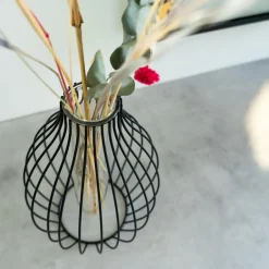 QUVIO Vaasje met metalen spijlen - Zwart Sale